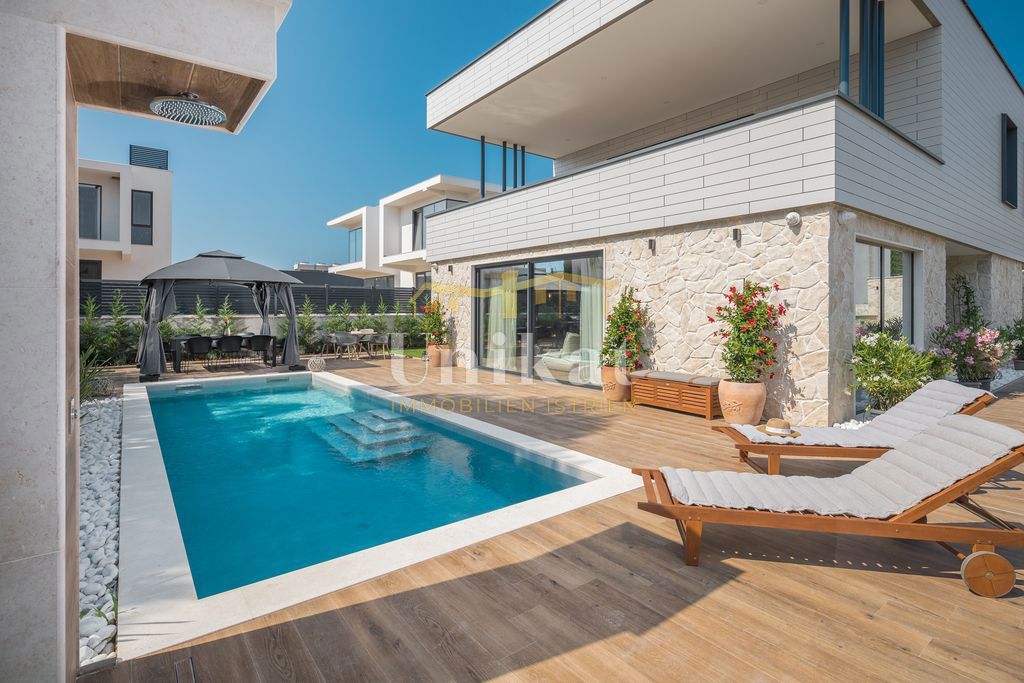 Nova moderna vila samo 400 metrov od morja